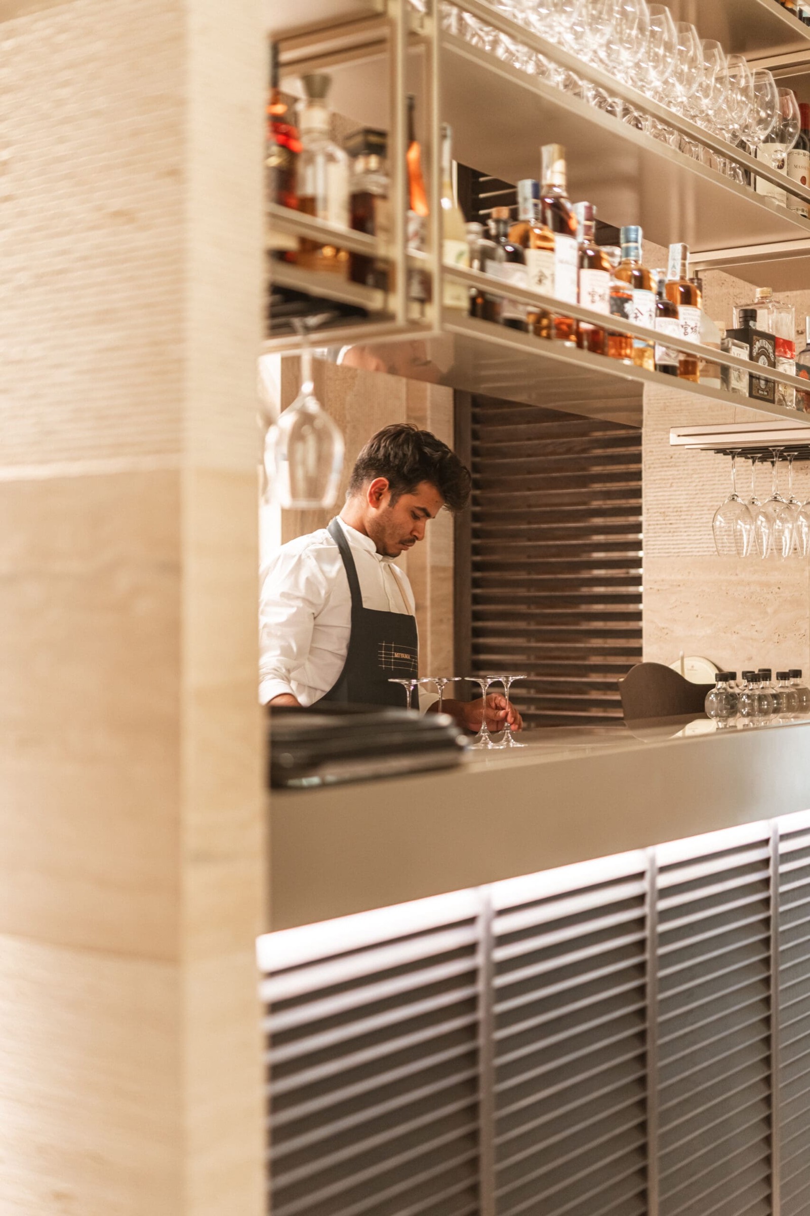 Il bancone bar di Miyama con la selezione di distillati, atmosfera Ginza
