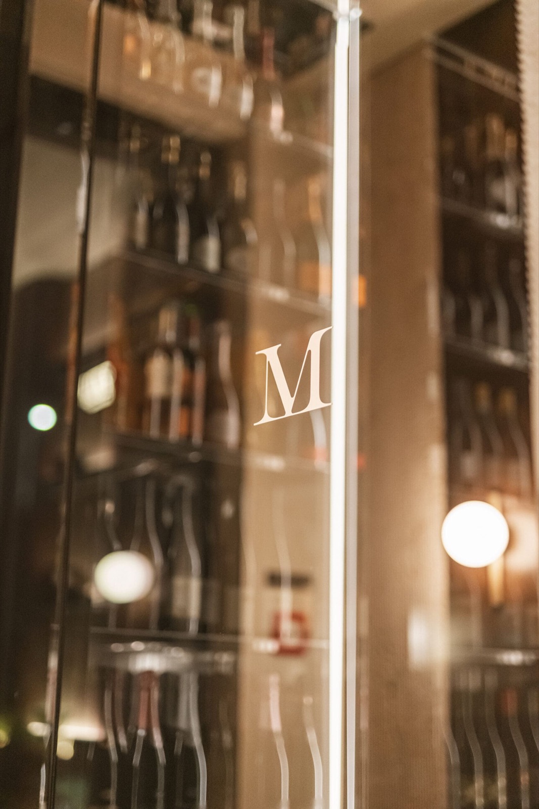 La cantina vini con la M incisa