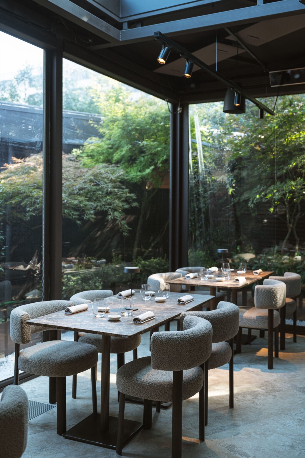 La sala luminosa di Miyama con vetrata sul giardino